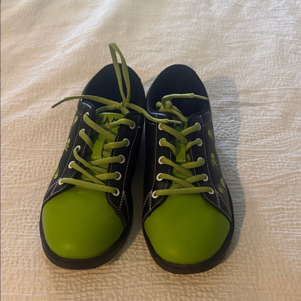 Brand new pyramid bowling shoes